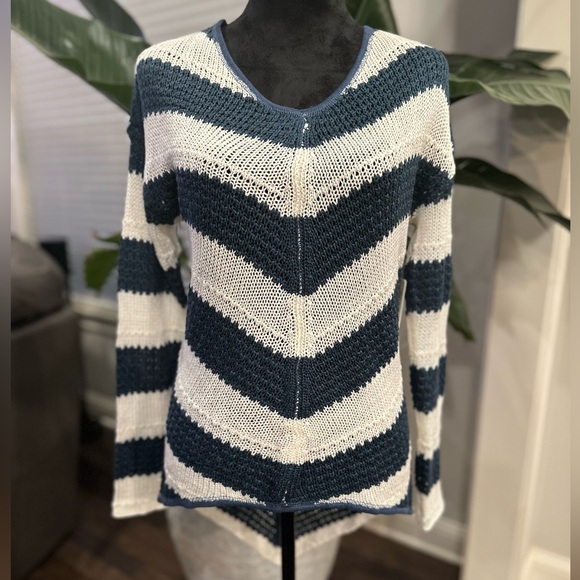 ✨NWT✨VON MAUR R D Style KNIT Women Size M 100% Acrylic White Blue Asymmetrical - Picture 2 of 11